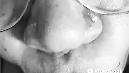Cewek sange ini lagi asik nyepong kontol sambil mengisap bibir!!!