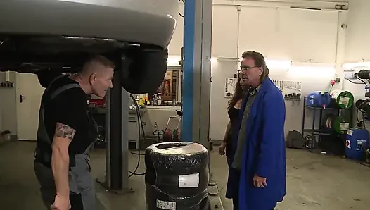 Горячие девушки раздвигают ноги и платят своей влажной киской