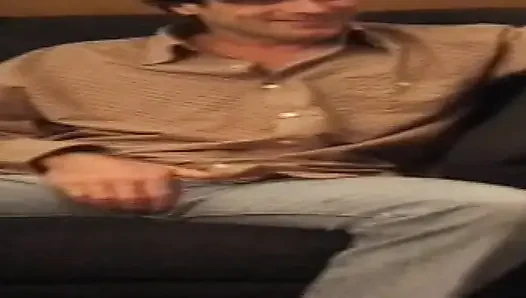 Retro olgun hatun yoğun parmaklama eyleminden çılgınca fışkırtıyor