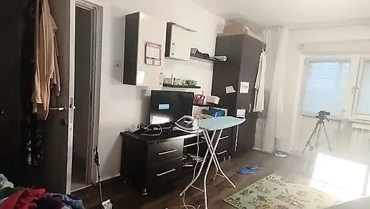 Seksi Esmer Evin Etrafında Çıplak Ev Işleri Yapıyor.