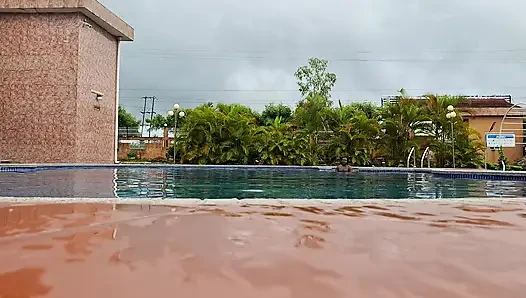 Cewek sange ini dientot habis-habisan sampai orgasme dua kali di kolam renang