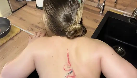 Sokaktan Bir Yabancı Kahve Içmek Için Kendini Bırakıyor