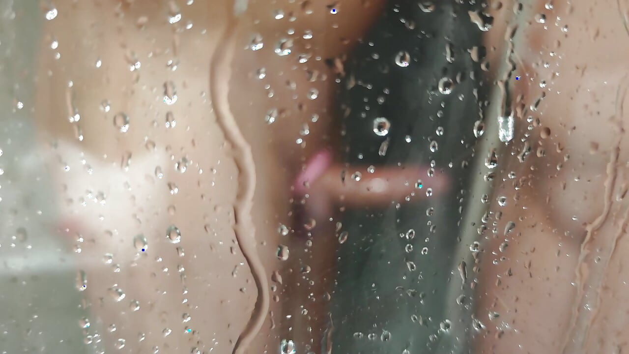 Domina. Mami Zieht Den Käfig Vom Penis Ihres Stiefsohns Aus, Lässt Ihn Pinkeln Und Wäscht Ihn Unter Der Dusche.