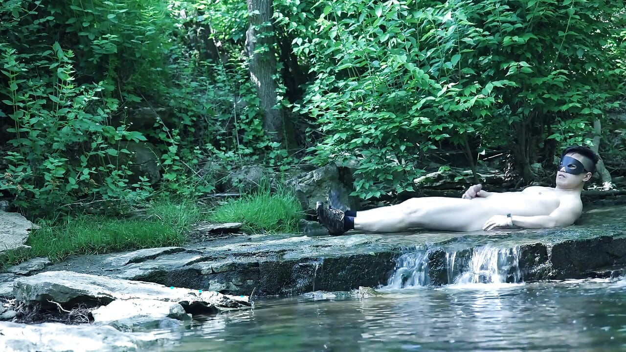 Згинаючи біля водоспаду, намагаючись прокрастися трохи приватного моменту...