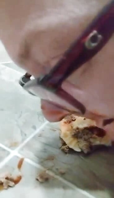 Fat BBW piggy syö hampurilaista lattialta handsfree-tilassa