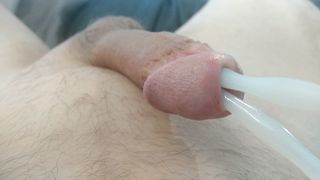 Minúsculo pequeno pau do pênis puxando para fora a boca aberta