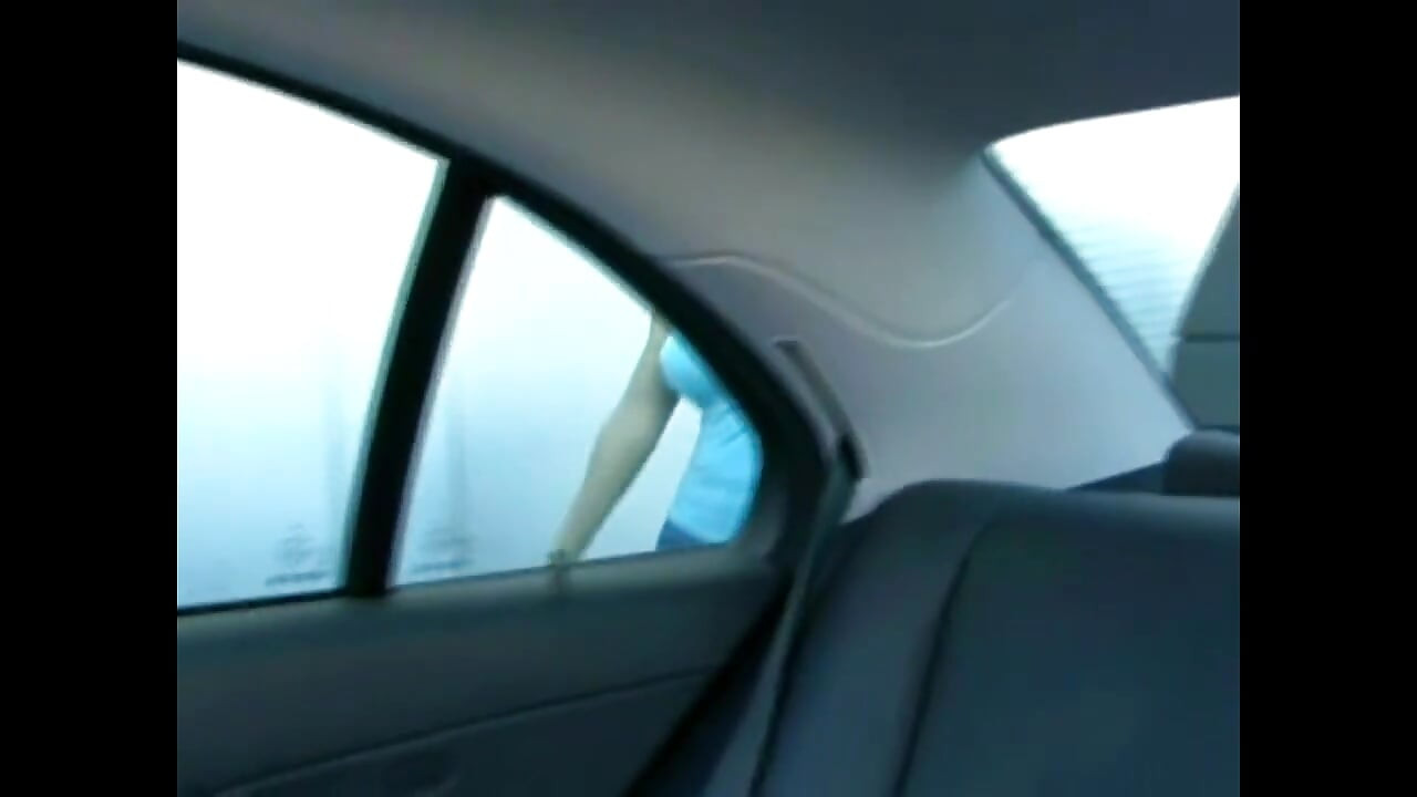 Сексуальная сучка скачет на члене в машине