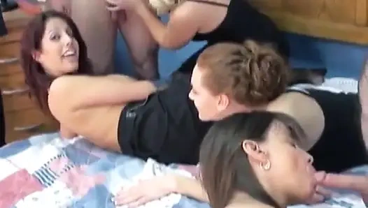 Üç güzel kız iki adam tarafından sikiliyor