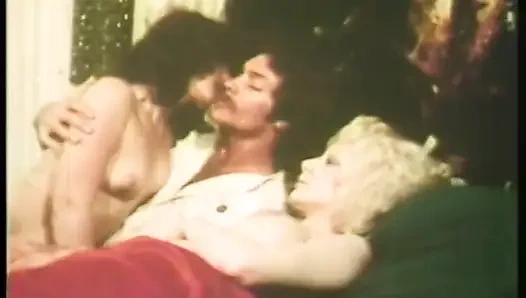 Vintage - cewek dengan memek berbulu lagi asik nyepong kontol besar di pesta seks threesome