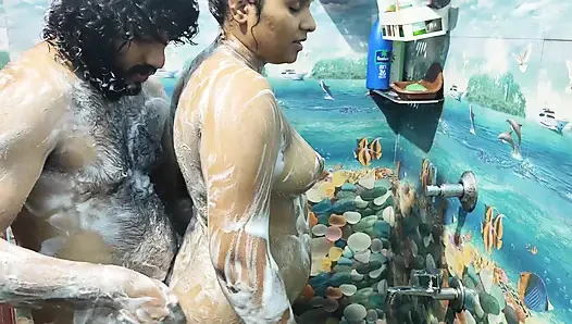 Banyo romantizmi ve elle muamele ans penis götünü ovuyor
