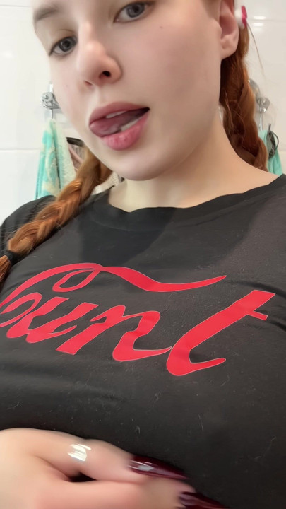 硬くて大きな乳首に触れると、さらに硬くなっています