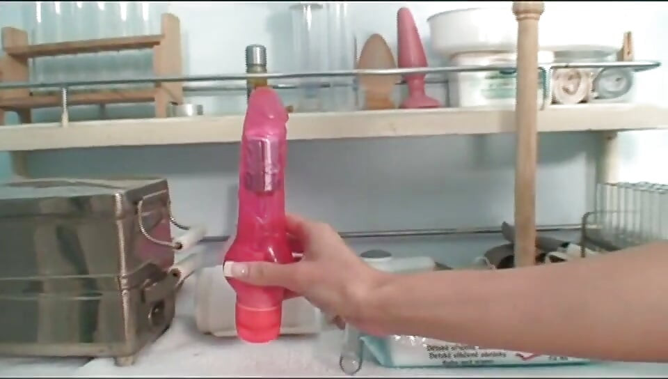 aspataal men khel rahe dildo ko chodna