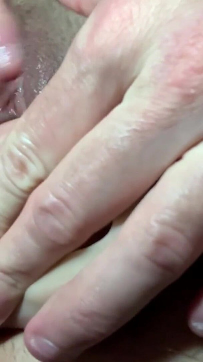 Parmağımla götüme boşalıyorum ve trans yarağıma mastürbasyon yapıyor | Klip 1