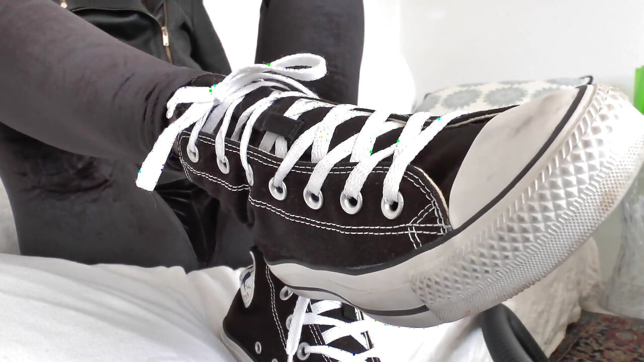 Vacuum Dusty Sneakers dan kemudian pancut pada mereka! SUDUT PANDANGAN PERTAMA, JOI, Lady Victoria Valente
