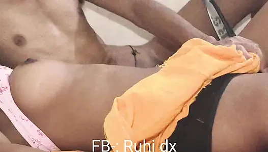 Kapde badalte waqt apni bahen ko dekha aur usne bula ke sex kiya