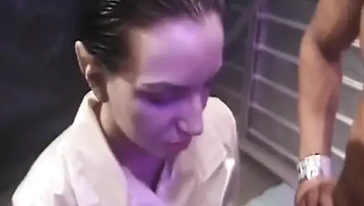 Соблазнительная милфа-брюнетка принимает массивный большой черный член в диком хардкоре