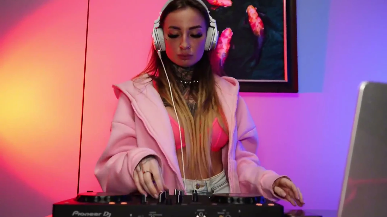 Parti sonrası kontrol kontrolden çıktı ve DJ'le kulüpte yattı
