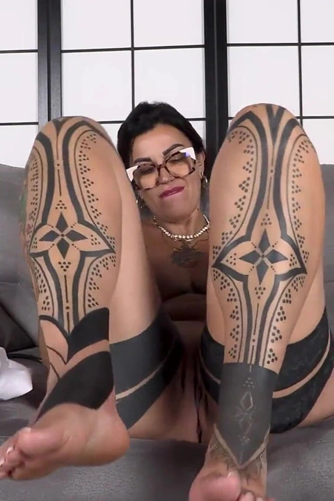 饥渴的医生一边用振动器玩弄她的阴户, 一边炫耀她的脚