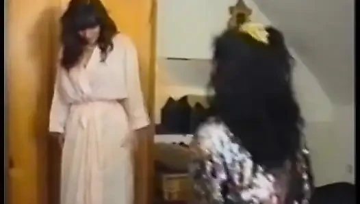 Geile latina bekommt von ihrer sexy freundin ihre muschi geleckt und wird dann gefickt