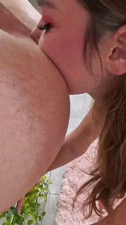 Della Cate de quatro fode com sua bunda inclinada e um pau enorme!