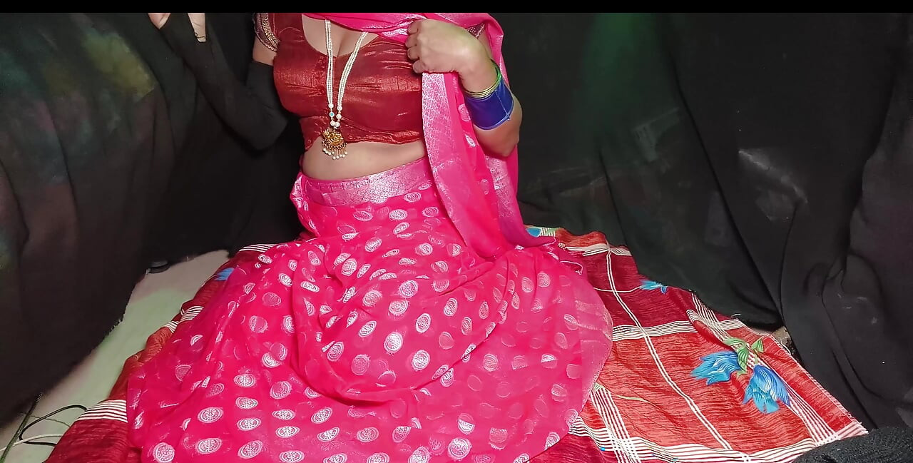 La madrastra caliente en un sari rosa ella y Anand se comprometieron a tener sexo en varias posiciones del sexo indio