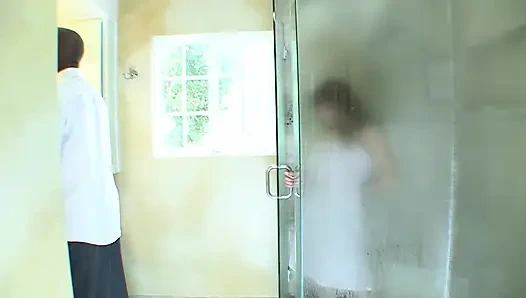 Interracial-muschi-fick für die latina mit dickem arsch