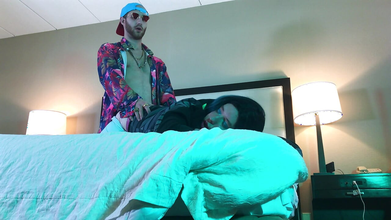 Rapper batendo palmas para tgirl cheeks