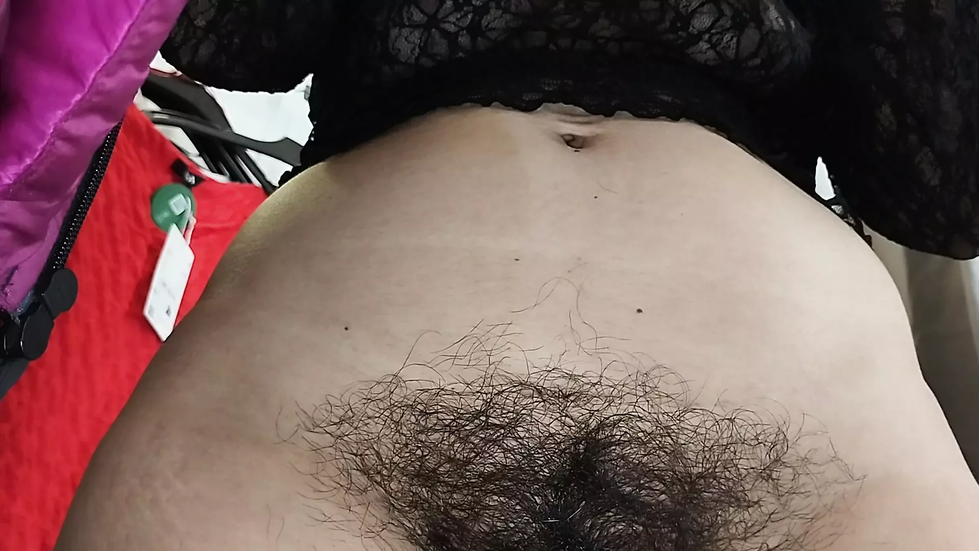 피팅룸에서 알몸으로 옷을 입히는 섹시한 여자.