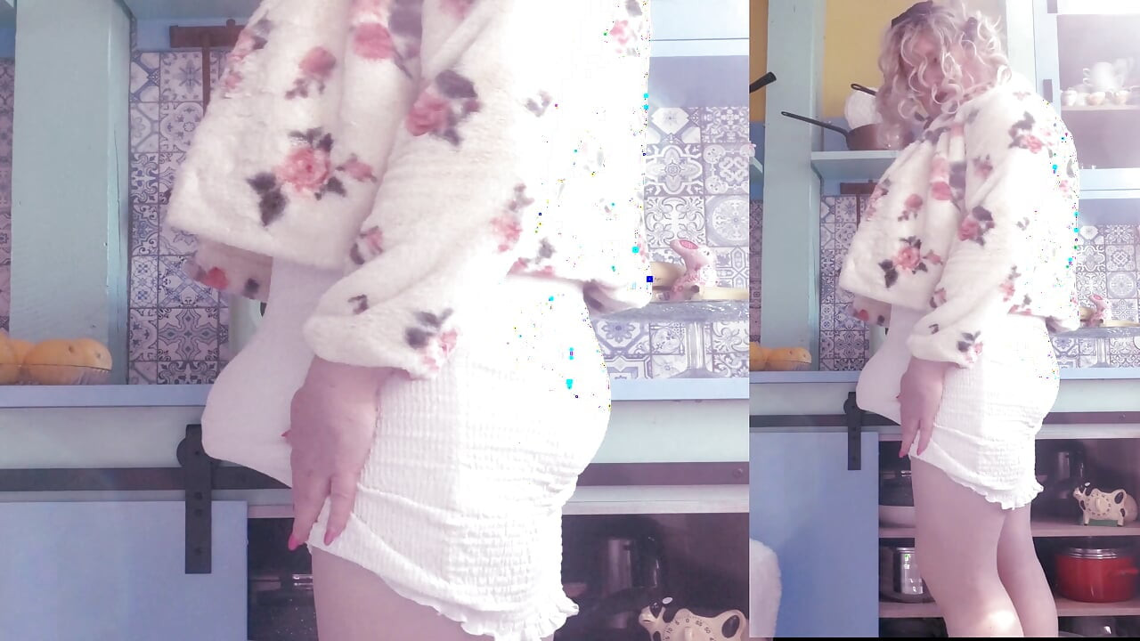 Futa transgirl cu sâni mari și penis de 10 inch dansează în bucătăria ei