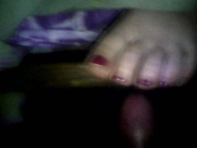 Beste uruguaische Ehefrau zieht Footjob und Toejob cumonfeet aus