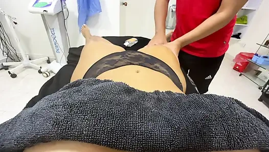 Masseuse rubs the pussy of voluptuous Latina doesn't resist and comes inside her broken pussy