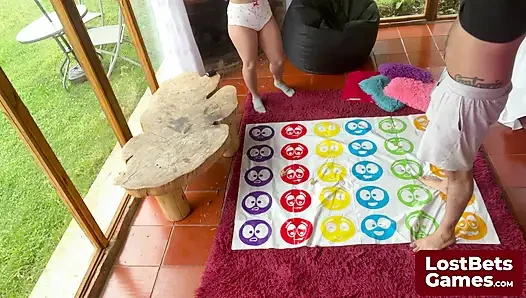 Kejutan sepong kontol untuk pemenang game Strip Twister