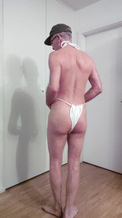 I will soon have to present myself at a swimming pool. Since nudism is not permitted there, I am allowed to wear swimwear.