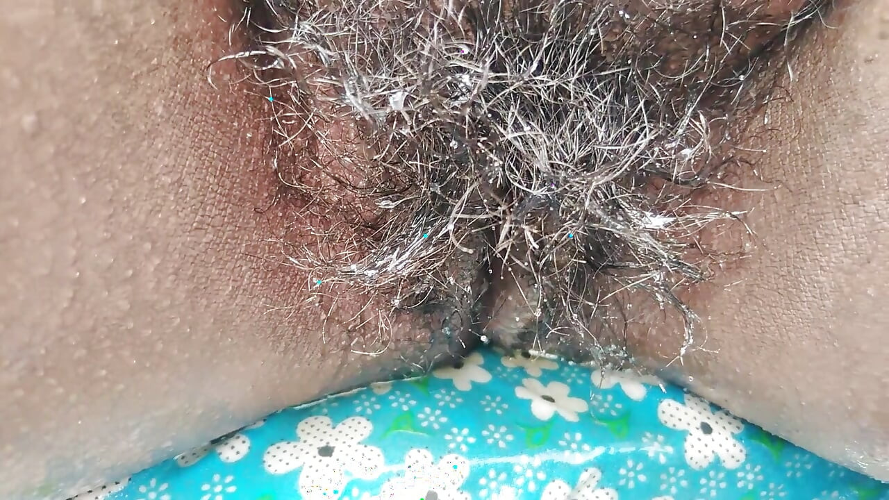 Desi indická milfka ukazuje její úžasná velká prsa a kundičku při koupání