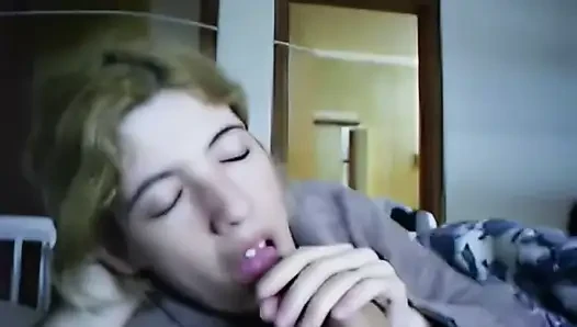 Genç sarışın aşkla yarak emiyor ve sonunda boşalıyor