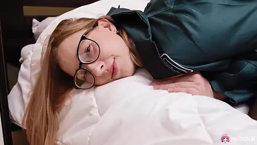 Mary cosplay siswi culun yang sangat membutuhkan orgasme