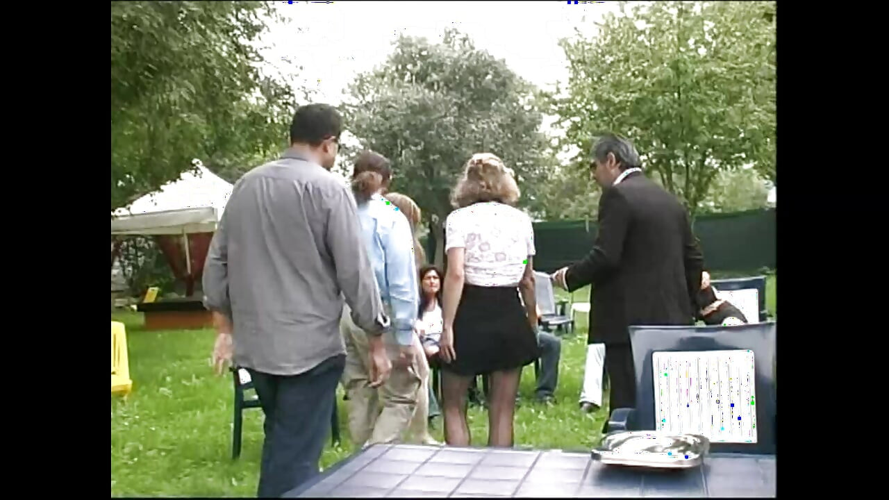 Szabadtéri csoportos szex rabszolga ribancokkal, akik nagy faszokat szopnak és dögös puncit nyalnak