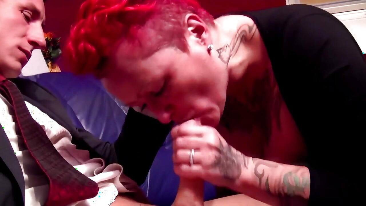 परिपक्व सुनहरे बालों वाली 40 से अधिक चूसती है और सख्त की सवारी करती है