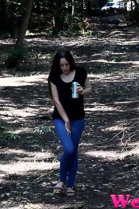 Desperate girl in the woods finds the perfect spot to pee in her jeens