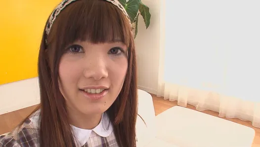 Bela adolescente japonesa adora ter sua buceta esguichando e recheada