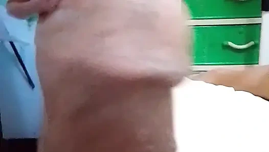Aku lagi muasin memekku sendiri sambil nonton video mesum untuk istriku, kemarin dia ngirim aku