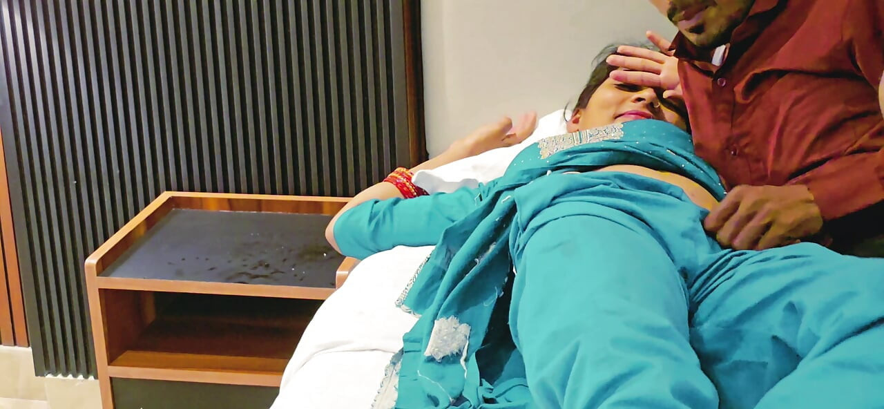 Suit salwar me let rhi kwari jawan chut ki nawely malkin garam kiye bina hi sex karne ki soch rhi h lund khada hogya h chut ko garam kiye bi