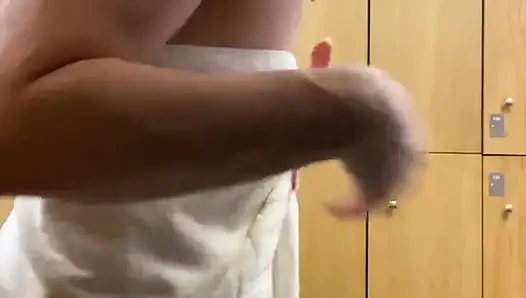 Nach der umkleidekabine und dusche nehme ich dich mit mir in die sauna