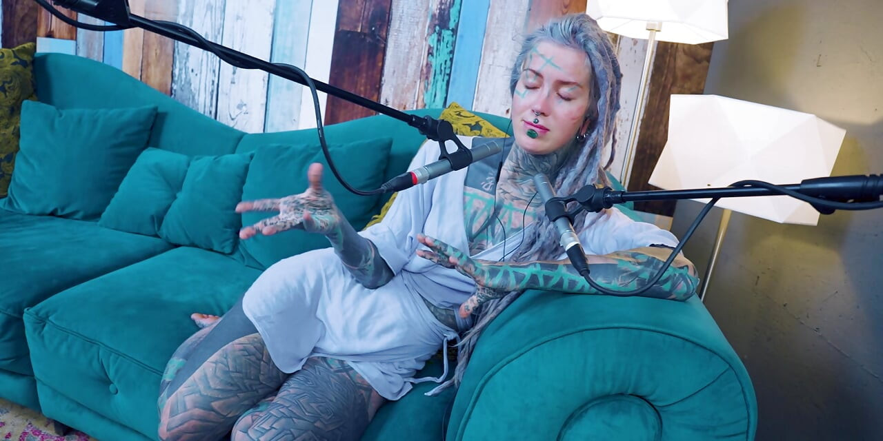 Jeg snakker om Z - iver - ASMR podcast SFW snakker goth skinny girl dreadlocks tatoveringsmodell blekket jente