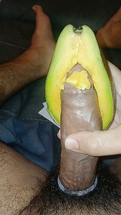 Cogiendome Un Aguacate Con Mucho Gusto Hasta Eyacular.
