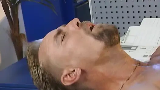 Cewek seksi rambut pirang lagi asik nyepong kontol sampai tenggorokan