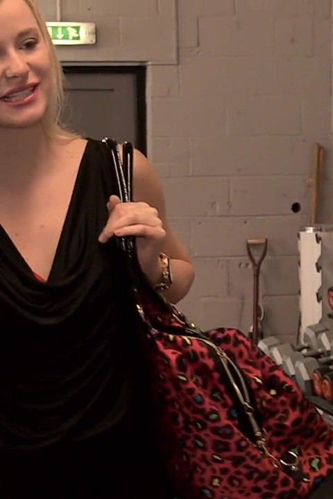 Blonde tiener met dikke kont geneukt en gemolken op haar kleine tieten