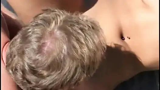 Hitchy blondine wird geil, als ihr arschloch im freien mit schwanz gepumpt wird