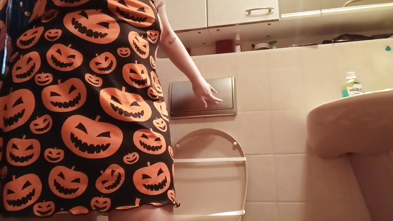 I hope my party guests don't hear me pissing