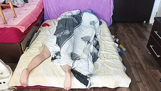 Чувственный массаж горячей пары с маслом на теле.